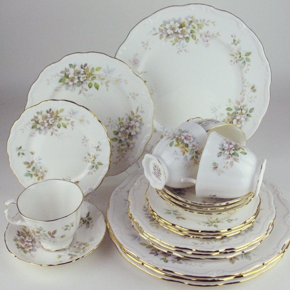 ROYAL ALBERT HAWORTH 5 PIECE PLACE SETTING. - Picture 1 of 6